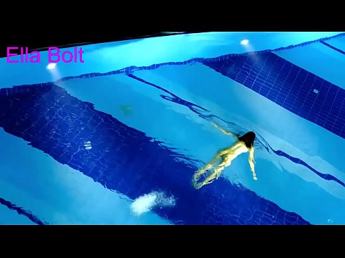 ❤️ Saya tidak bisa berhenti menonton, pirang muda tertangkap basah berenang di kolam resor ELLA BOLT ☑ Video seks pada kami