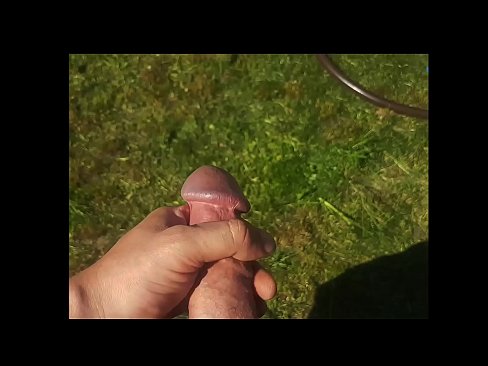 ❤️ Hottie mendapatkan vagina merah mudanya kacau dan mani dengan menyemprotkan di taman musim panas ☑ Video seks pada kami