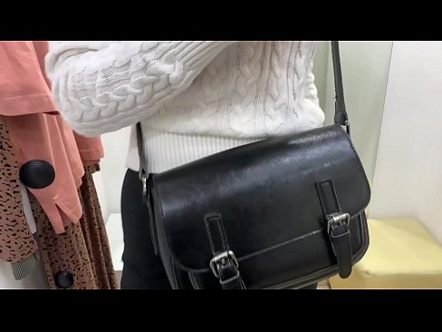 ❤️ Masturbasi publik dari jalang muda FeralBerry dengan dildo di kamar pas ☑ Video seks pada kami